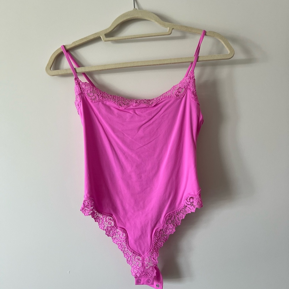 Skims fits everybody lace cami neon body suit- orchid size S